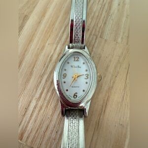 Willow bay ladies oval silver tone dress watch NEW BATTERY